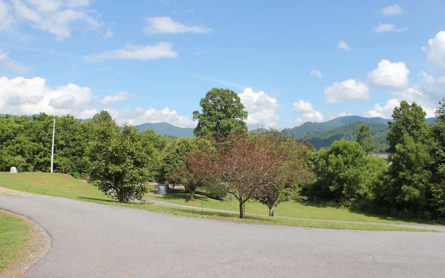 56 W Vineyard Ln, Hayesville, NC 28904